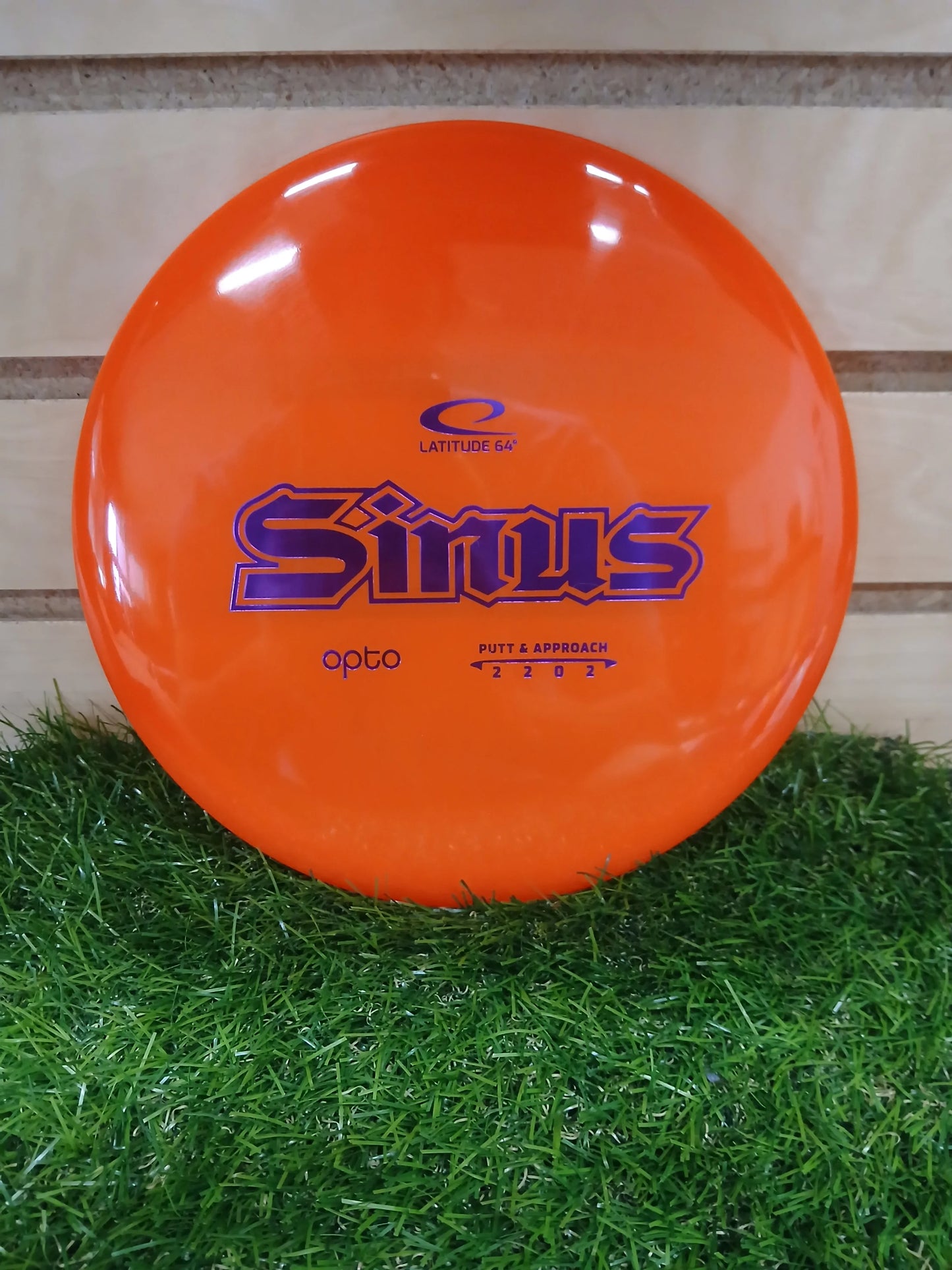 Latitude 64° Sinus Opto putter disc golf disc on grass, ideal for putt & approach shots